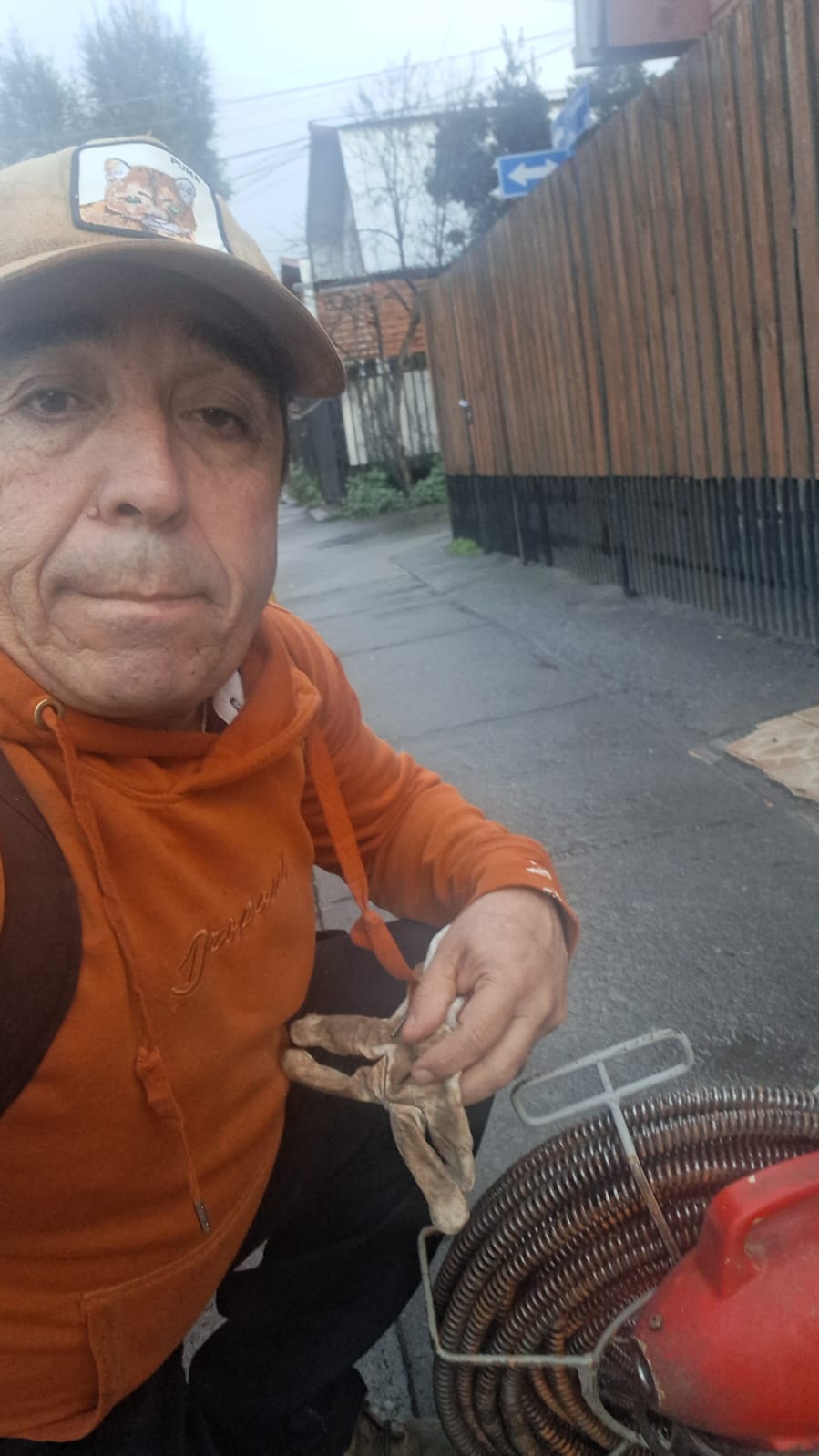 Don Jorge Acosta trabajando con máquina destapadora